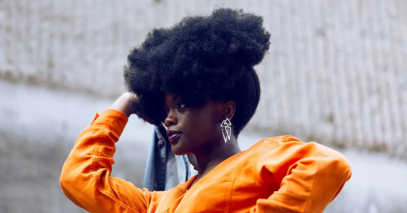 Cheveu crépu d'une femme black vêtu d'orange